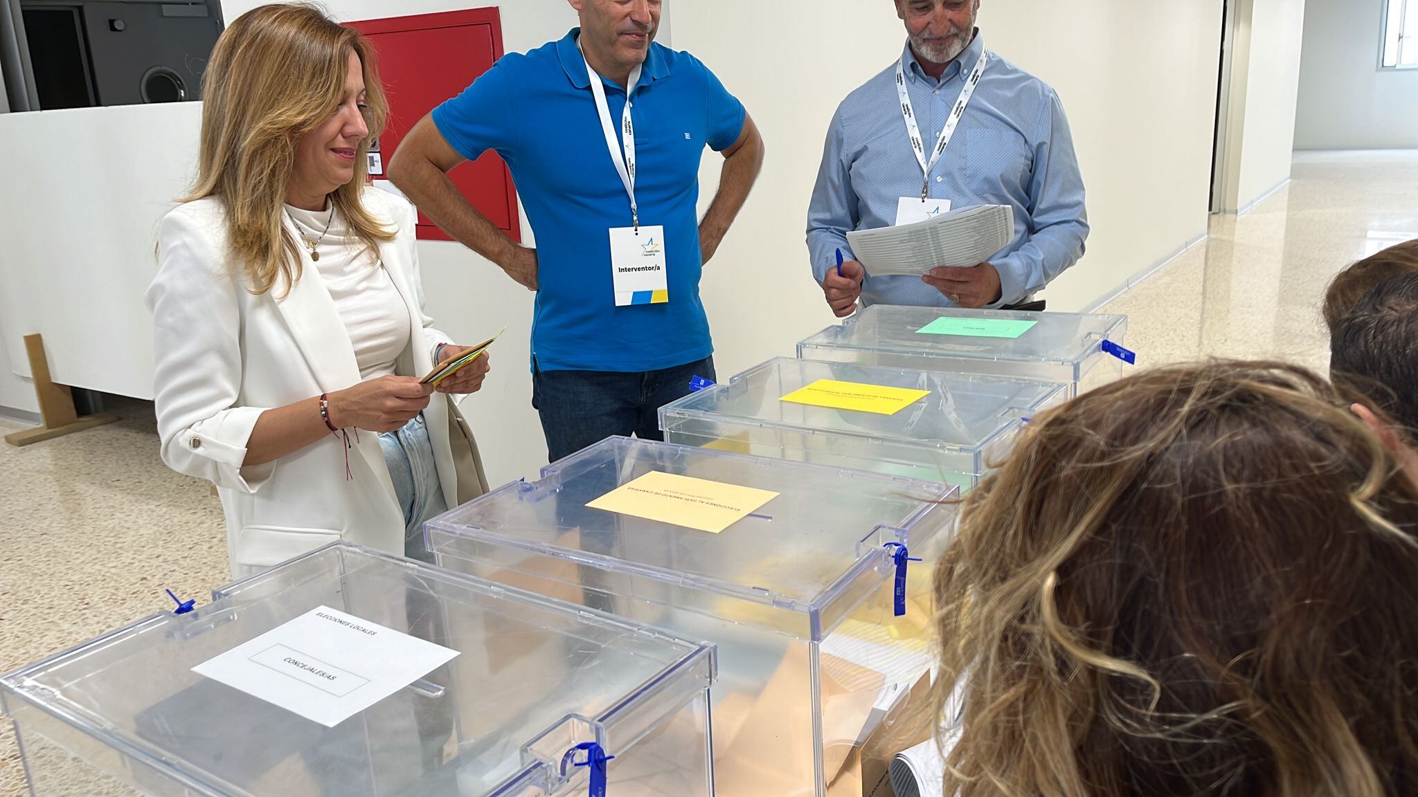 La candidata de CC a la presidencia del Cabildo de Tenerife ejerce su derecho al voto