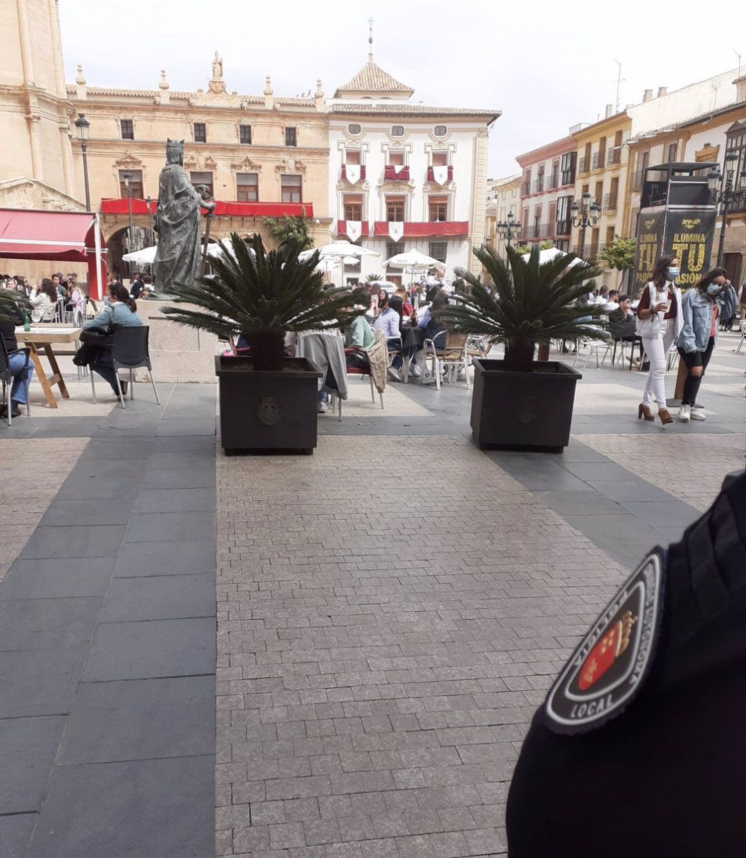 Un agente de Policía Local, vigila una plaza en Lorca.