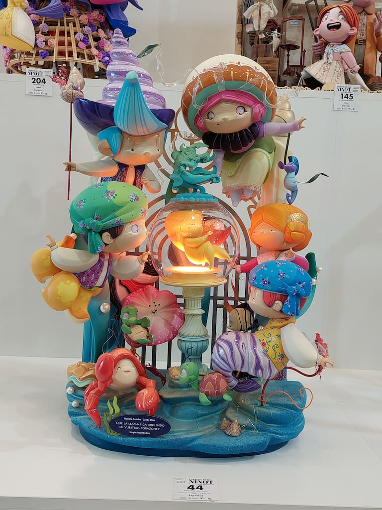 La Exposición del Ninot de las Fallas 2023 abre sus puertas con 750 figuras que rebosan diseño y sátira. Todas ellas quieren salvarse de las llamas gracias al voto popular.