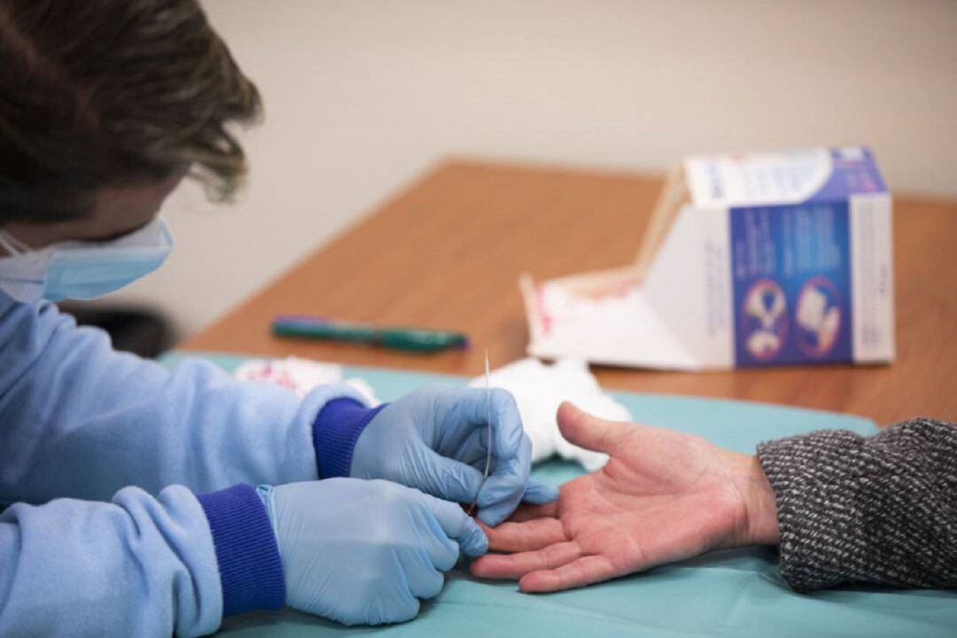 Una persona se somete a un test.