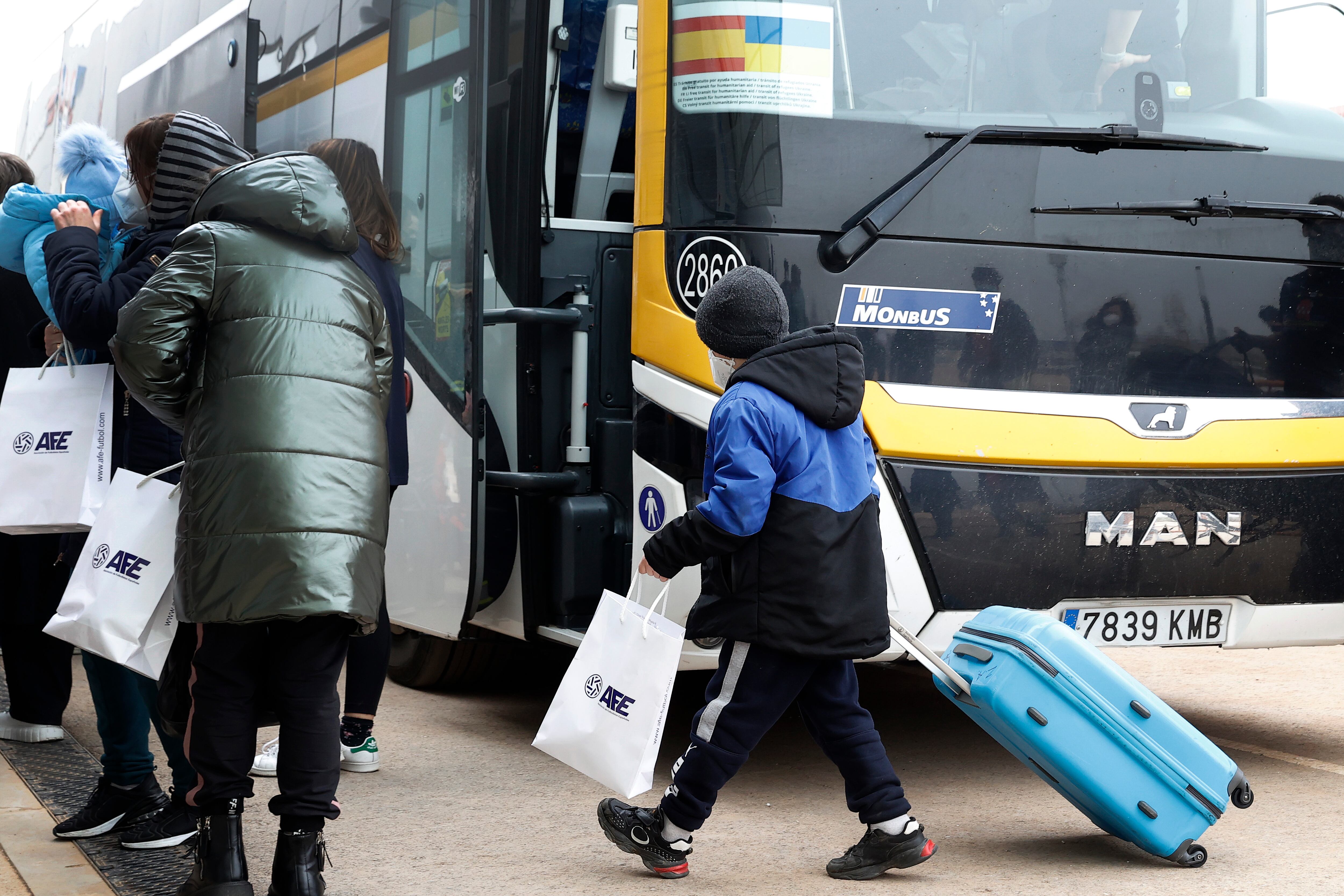 Llegada del convoy humanitario de la Fundación AFE con 45 refugiados ucranianos a Madrid.