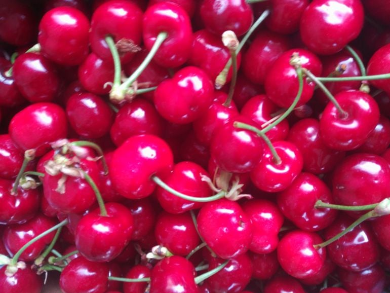 Algunas de las primeras cerezas que pueden verse ya en los mercados locales