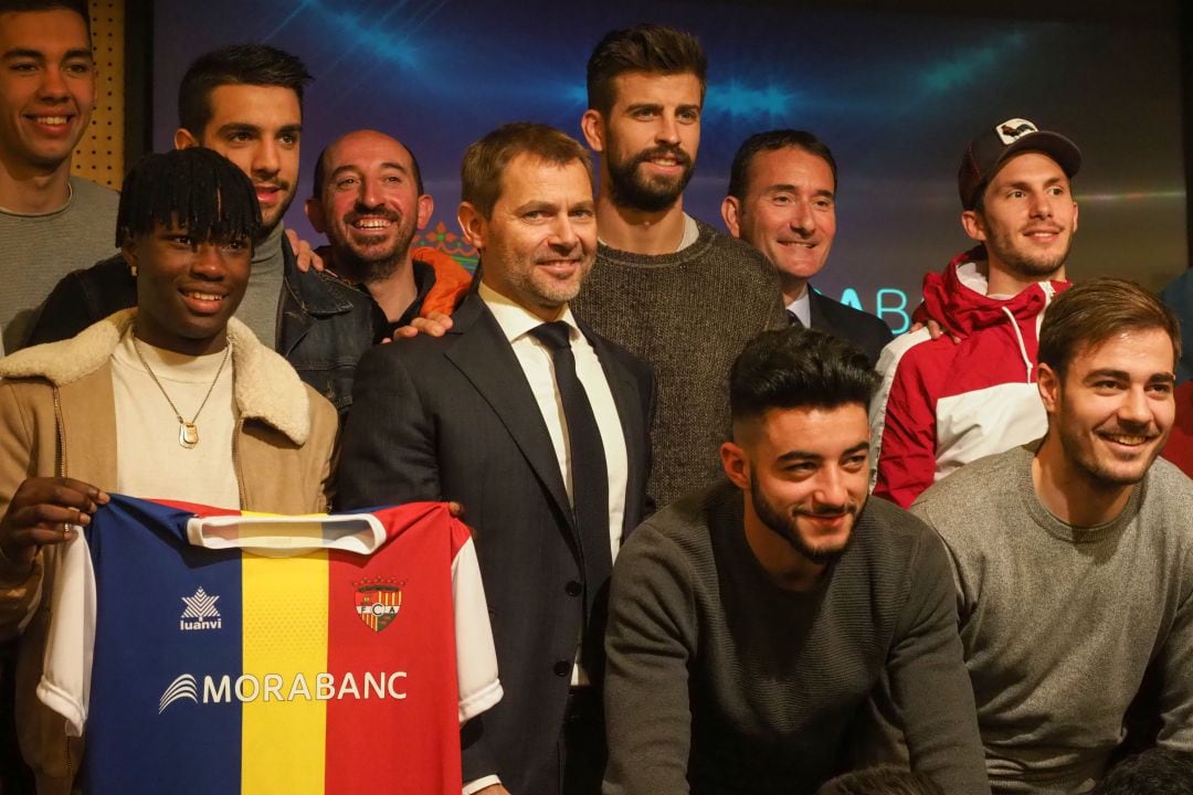 Gerard Piqué, junto a algunos de los componentes del Andorra.