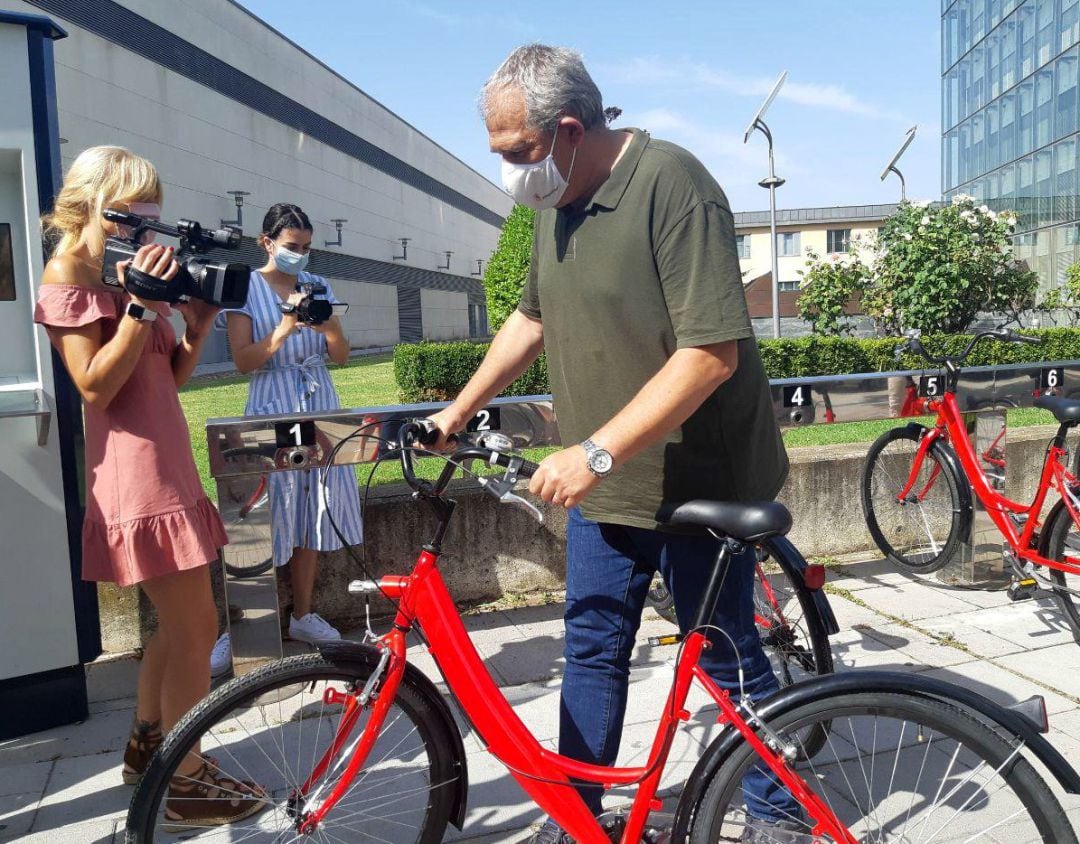 El concejal de movilidad Vicente Canuria probando una de las nuevas bicis 