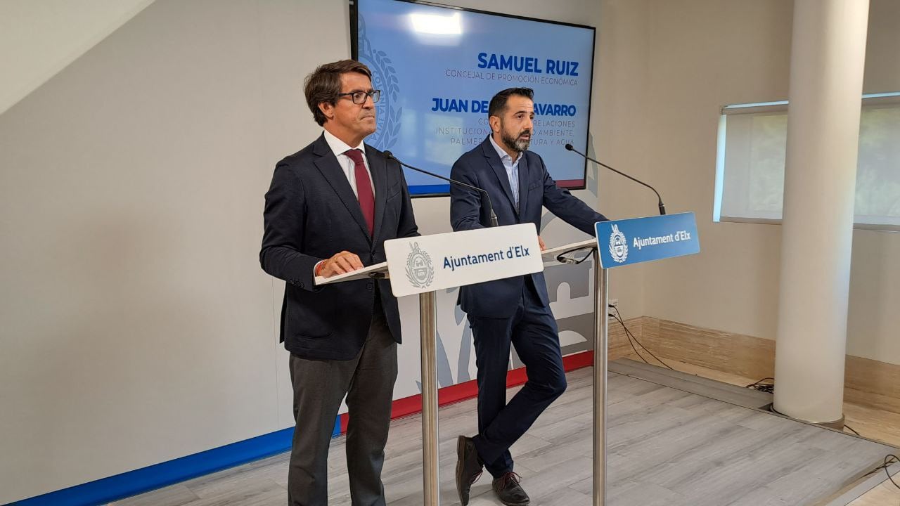 Concejal de Promoción Económica del Ayuntamiento de Elche, Samuel Ruiz y concejal de Relaciones Institucionales Juan de Dios Navarro
