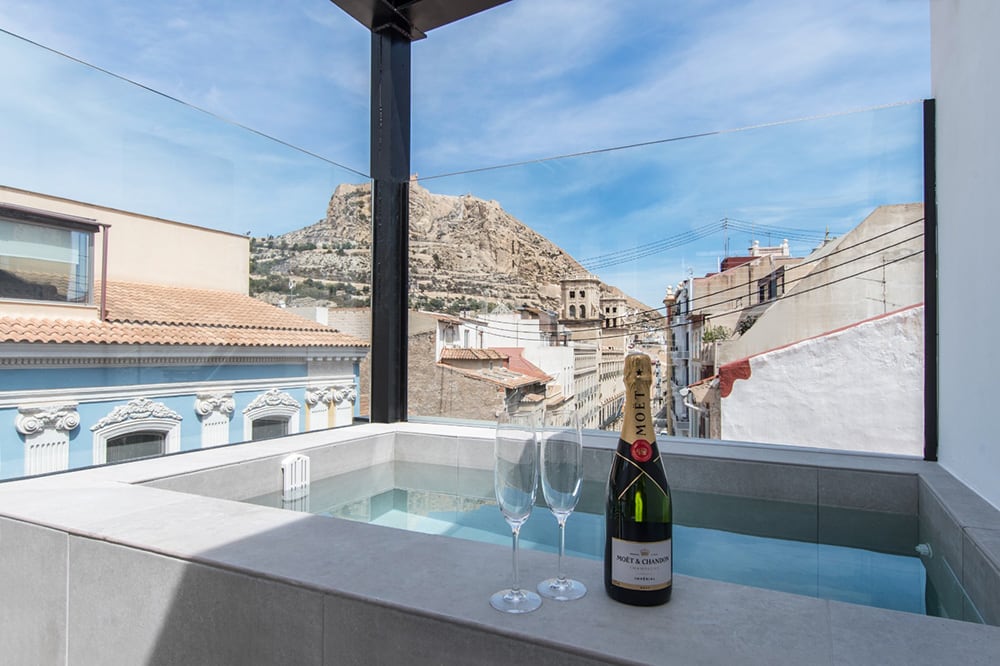 Un hotel de Alicante con vistas al Castillo de Santa Bárbara. Foto: APHA