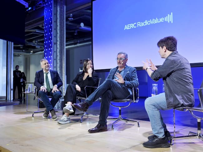 Momento histórico con motivo del Día Mundial de la Radio: emisión de un programa con Àngels Barceló (SER), Carlos Herrera (Cope) y Carlos Alsina (Onda Cero)