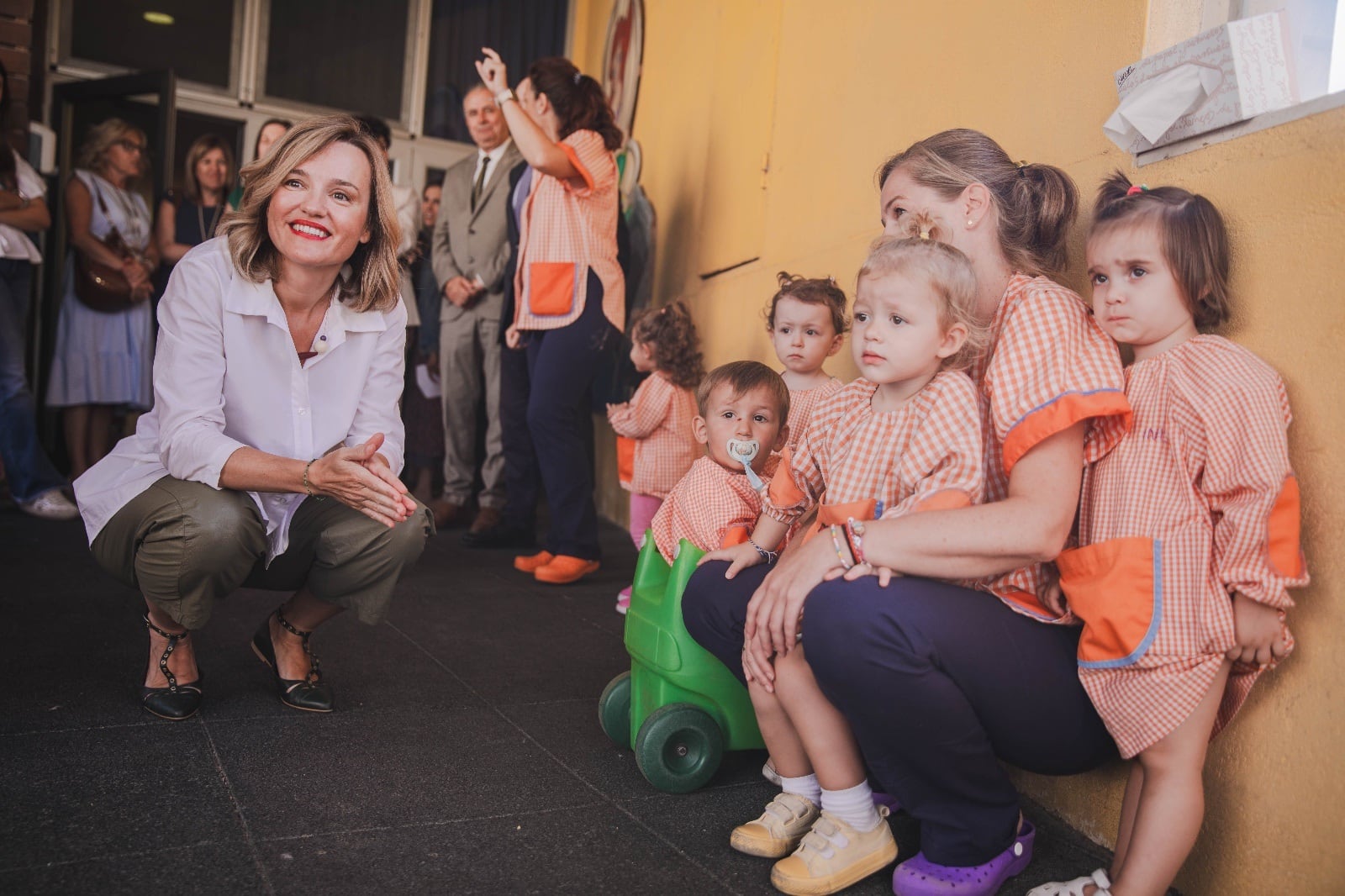 La ministra de Educación, Formación Profesional y Deportes, Pilar Alegría, durante su visita a Almudévar.