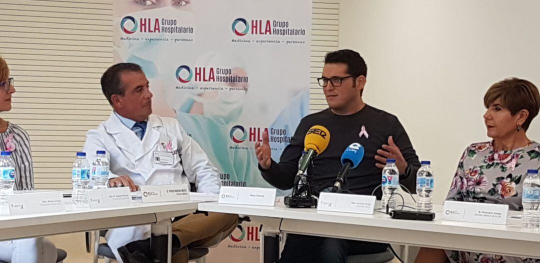 Manu Tenorio durante la rueda de prensa en las instalaciones del hospital HLA La Vega, en Murcia