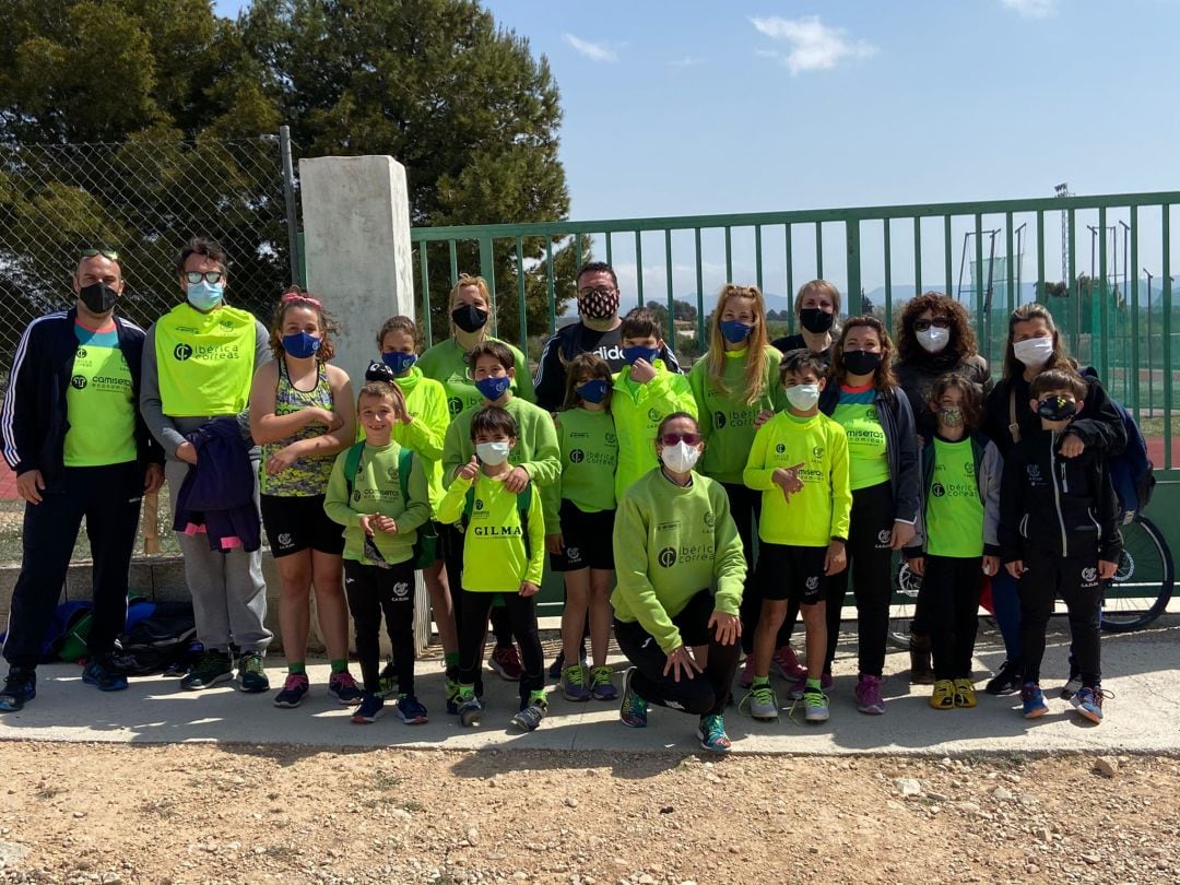 Jóvenes atletas del C. A. Elda en Onil