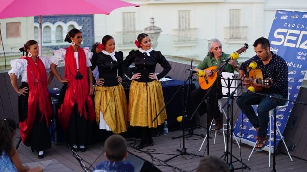 El grupo de danzas Adolfo de Castro y el doctor honoris Cádiz 2017, en la final de 2018