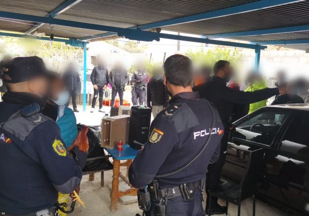 En el chalé había 27 personas congregadas sin mascarilla