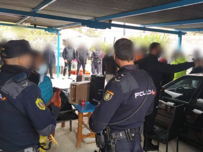 En el chalé había 27 personas congregadas sin mascarilla