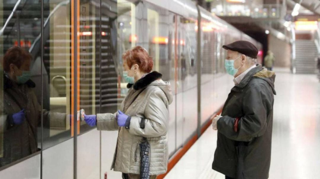 Dos personas accediendo al metro, en una imagen de archivo 