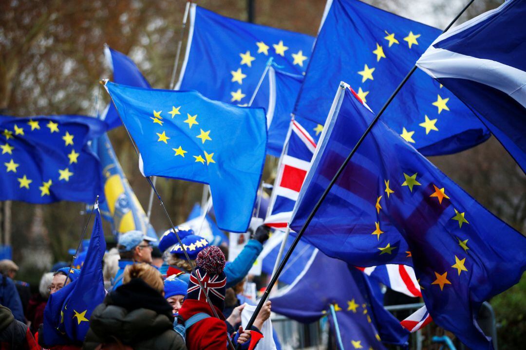 Manifestantes a favor y en contra del &#039;brexit&#039; a las puertas del parlamento británico