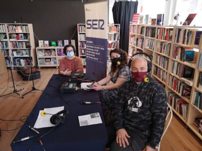 Pin, responsable de la Tienda Tipo y Elena Genaro, voluntaria de la tienda Intermon Oxfam.