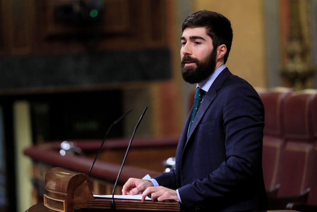 El diputado de Vox Manuel Mariscal durante su intervención este jueves en el pleno del Congreso de los diputados donde se debate la enmienda a la totalidad del Proyecto de Ley por el que se aprueban medidas para la modernización de la Administración Pública y la renovación del Consejo de RTVE.