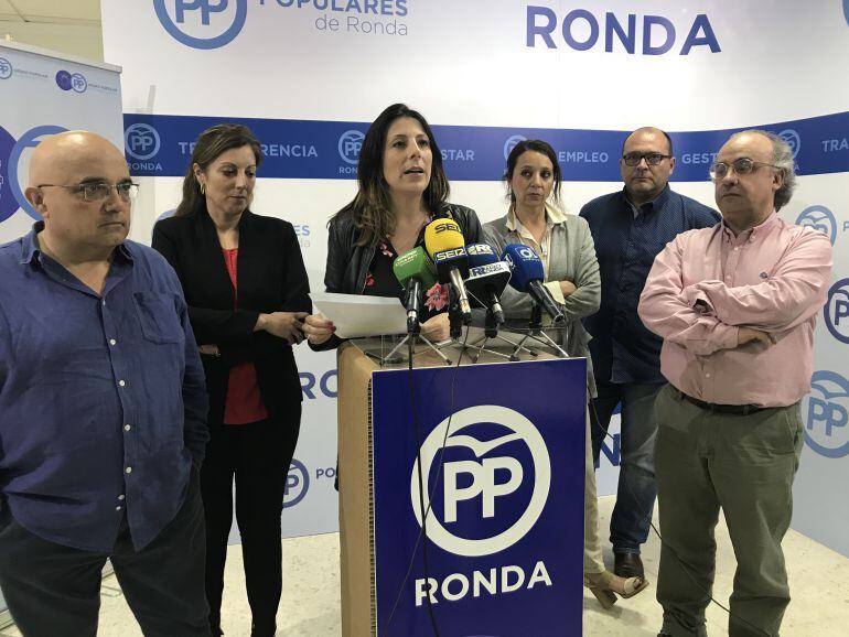 La presidenta popular, Mari Paz Fernández, junto a sus compañeros en rueda de prensa