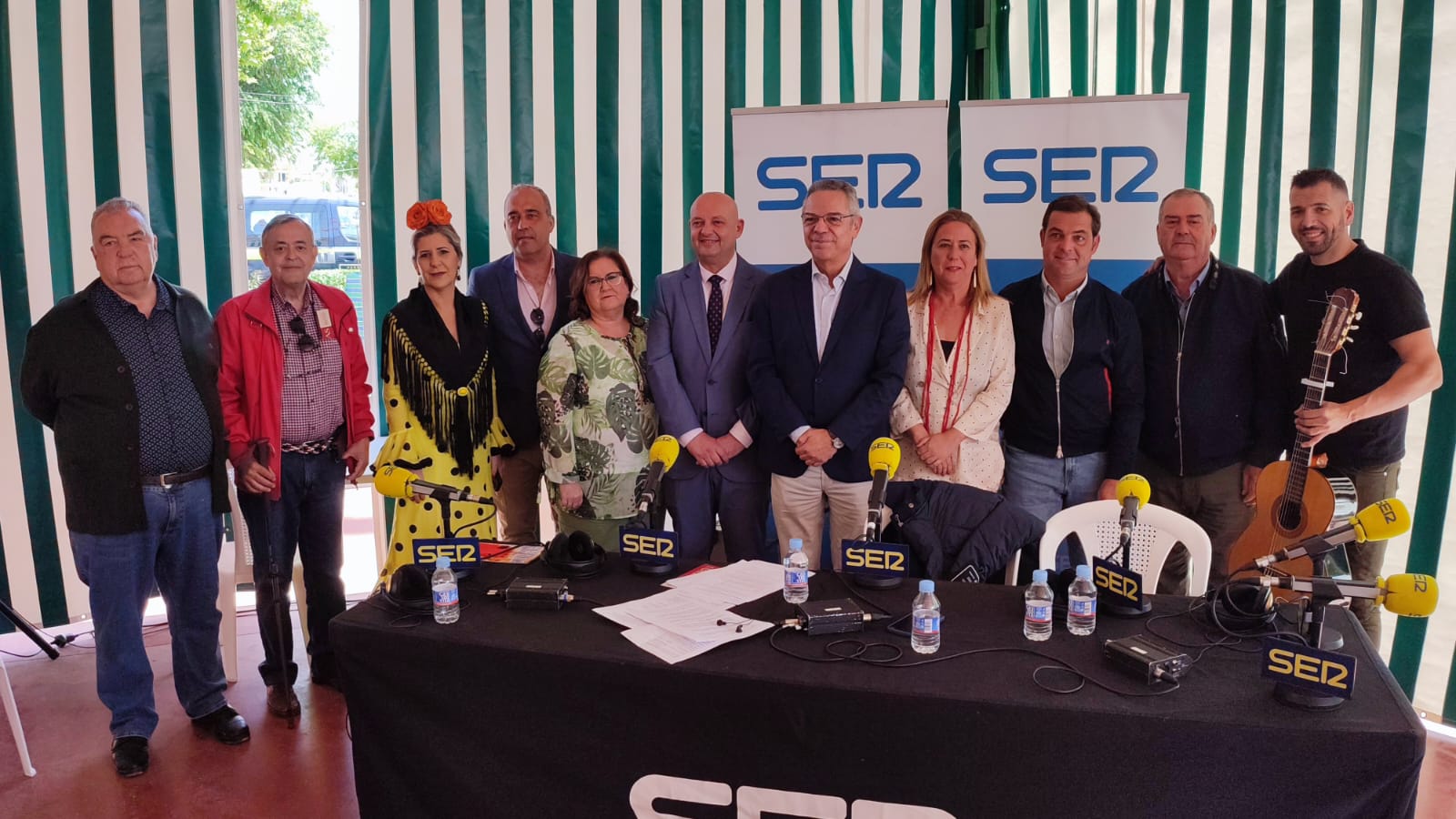 Foto de familia de todos los invitados que han pasado por el programa Hoy por Hoy Sevilla en la Feria de Dos Hermanas 2024