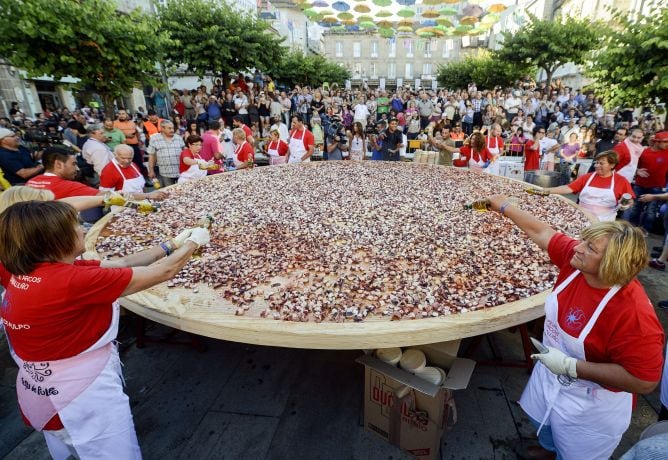 La Asociación de Pulpeiros y Pulpeiras de O Carballiño ha preparado este martes la que reivindican como la tapa de pulpo más grande del mundo: un plato con un diámetro de 5,1 metros lleno de &quot;pulpo á feira&quot;.