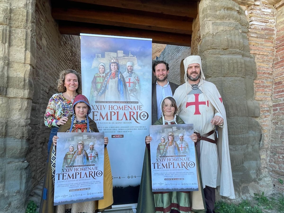 El Ayuntamiento de Monzón presenta el cartel de esta edición del Homenaje Templario a Jaime I a las puertas de su castillo