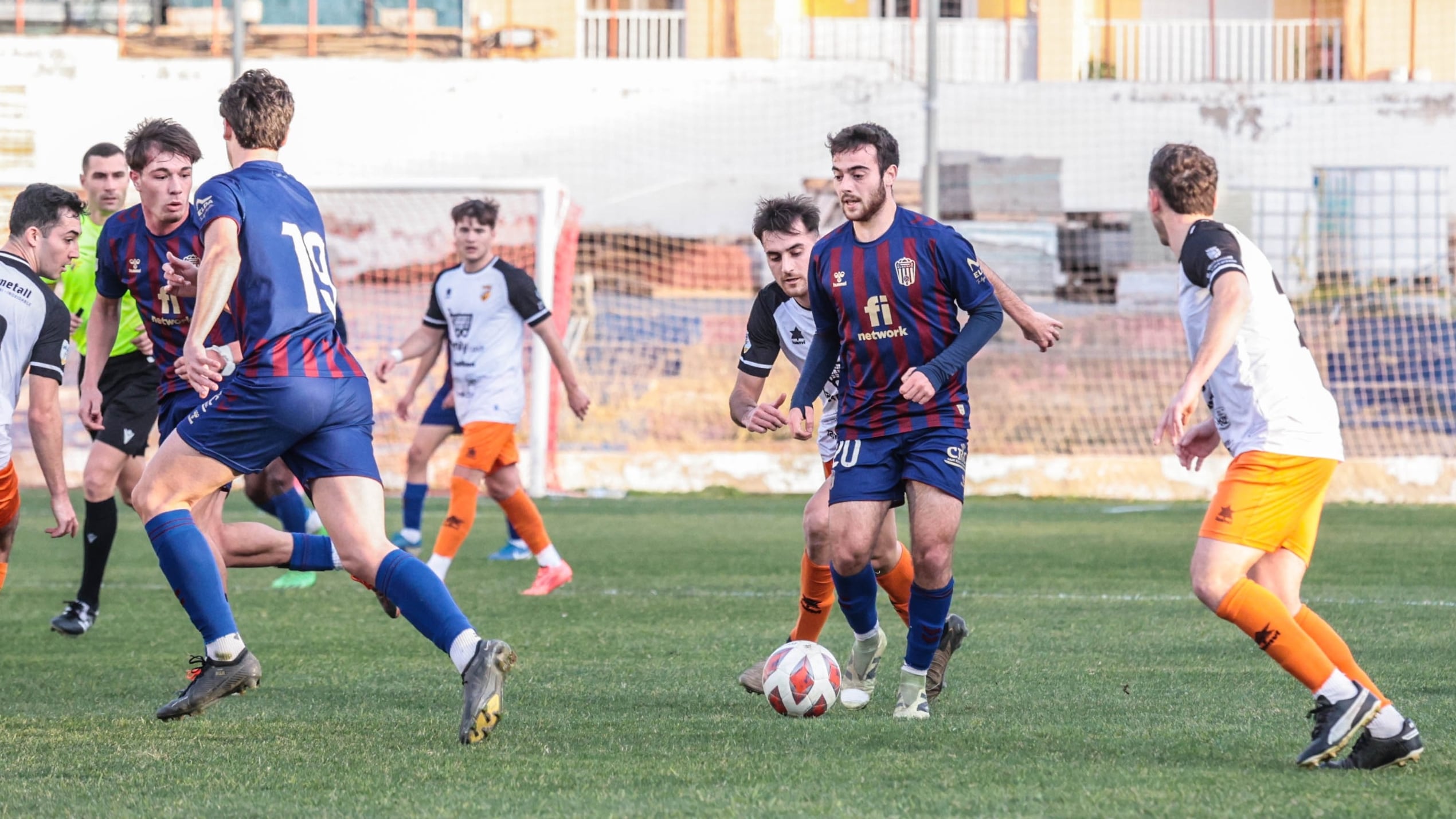 Helios Brotons contrala el balón rodeado de contrarios