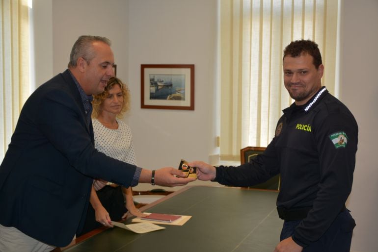 Juan Carlos Ruiz Boix, alcalde de San Roque, en la toma de posesión de Pedro Martín.
