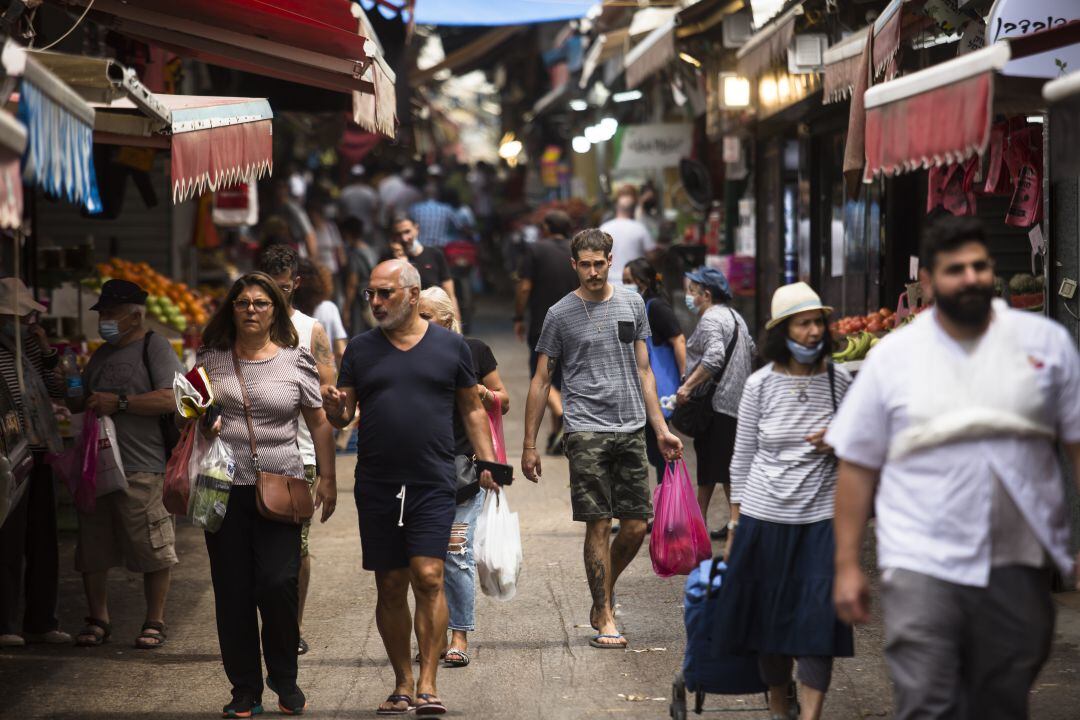 Israel elimina la obligatoriedad de las mascarillas en interiores.