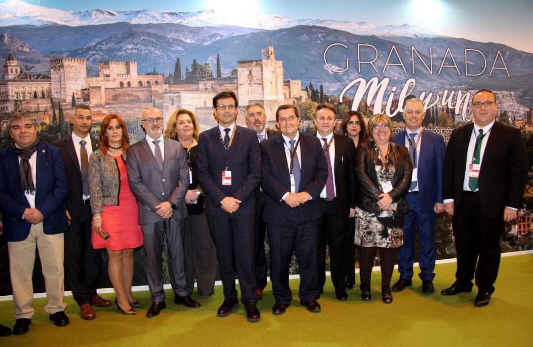 El alcalde de Granada y el presidente de la Diputación, en el centro de la imagen, junto a otras autoridades en el expositor de Granada en Fitur 2019