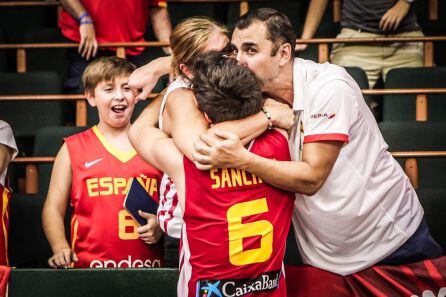 Pablo Sánchez es felicitado por sus familiares durante el europeo Sub 16