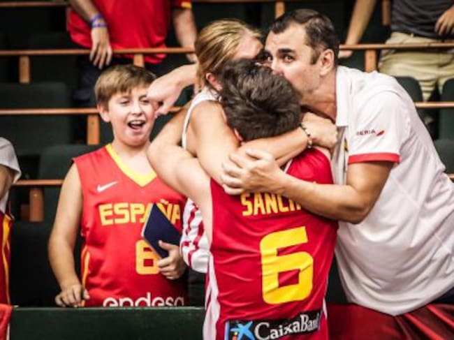 Pablo Sánchez es felicitado por sus familiares durante el europeo Sub 16