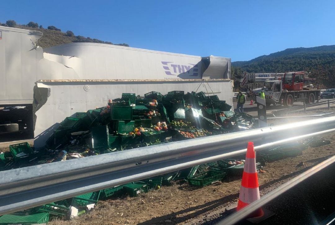 El camión quedó, desde esta madrugada, en plena calzada de la autovía entre Granada y Jaén