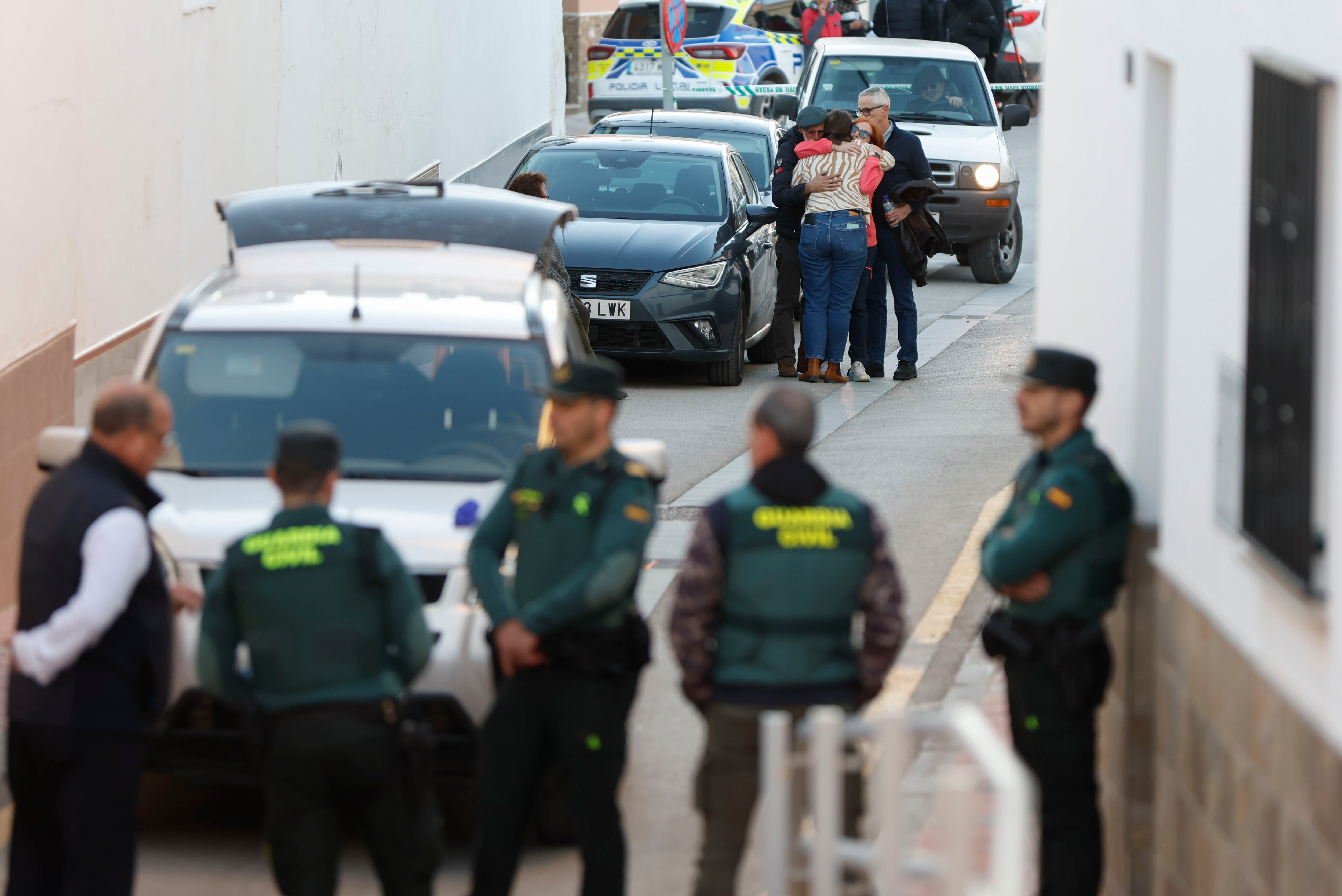 CAMPILLOS (MÁLAGA), 26/11/2025.- La Guardia Civil ha detenido a un hombre de 28 años acusado de estrangular a su pareja, una mujer de 25 años, en el domicilio que compartían en Campillos (Málaga), han informado a EFE fuentes próximas a la investigación. En la imagen efectivos de la Guardia Civil junto a la vivienda de la víctima. EFE/ Jorge Zapata
