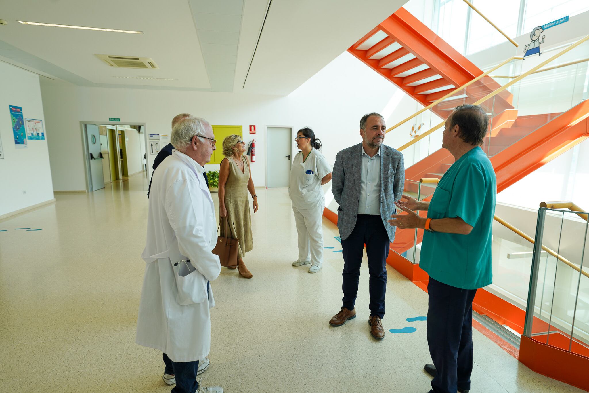 Julio García Comesaña visita el centro de salud de Tui