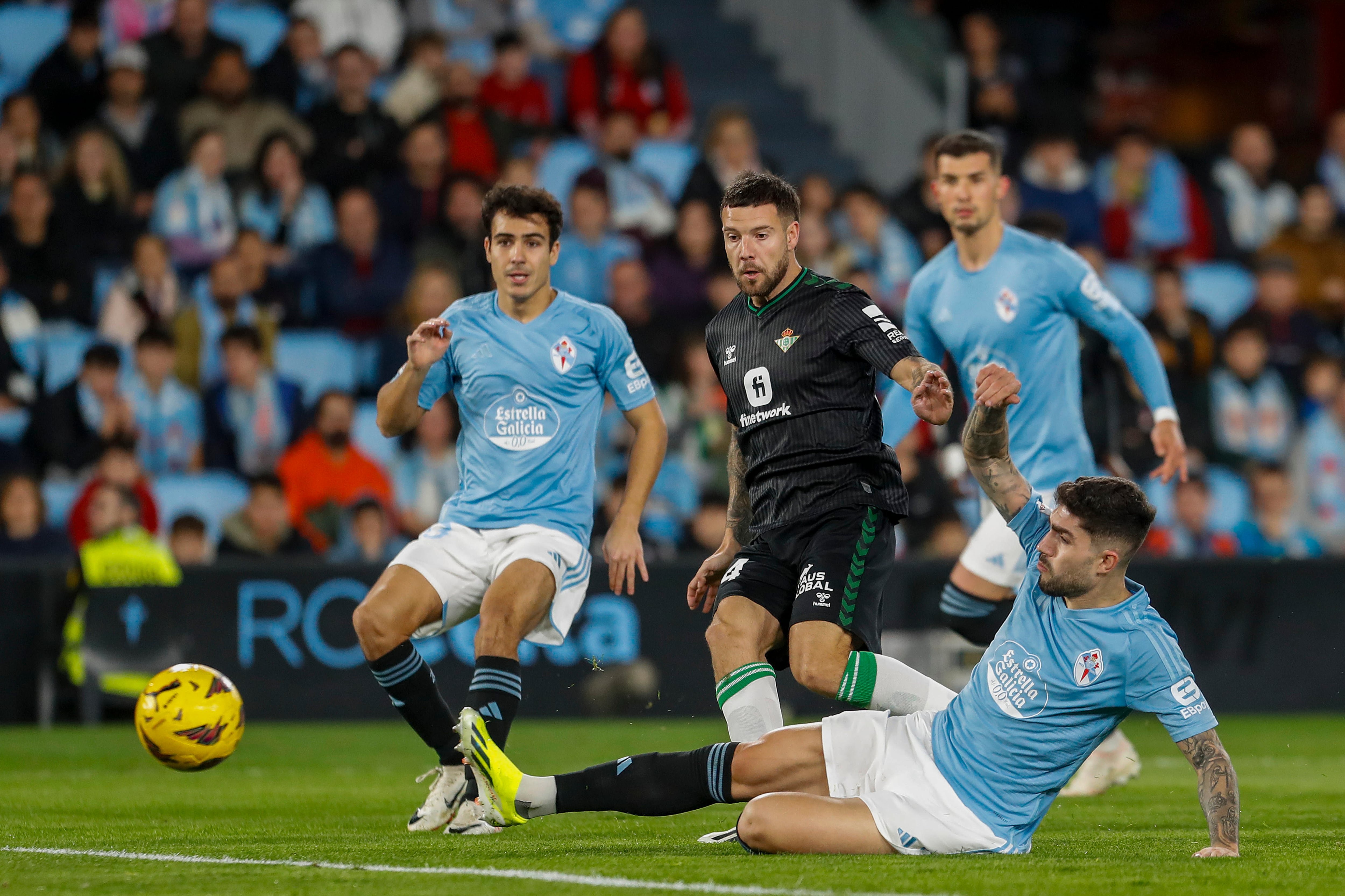 VIGO (PONTEVEDRA), 03/01/2024.- El defensa del Real Betis Aitor Ruibal (c) anota el primer gol del partido durante un encuentro correspondiente a la jornada 19 de LaLiga EA Sports disputado este miércoles entre el Celta de Vigo y el Real Betis en Balaidos, Vigo. EFE/ Salvador Sas
