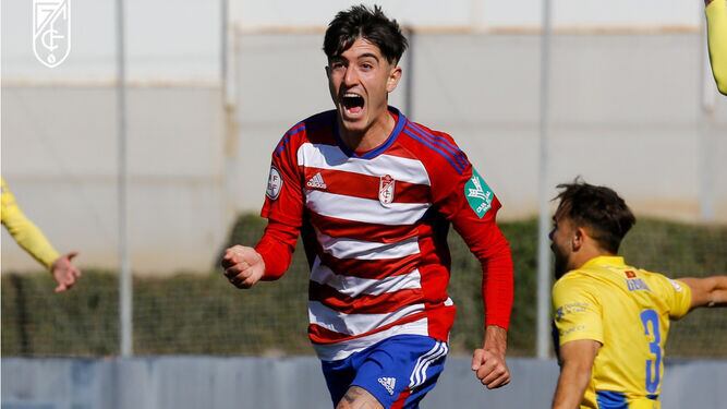Julito Martínez celebrando un gol con el Recreativo Granada