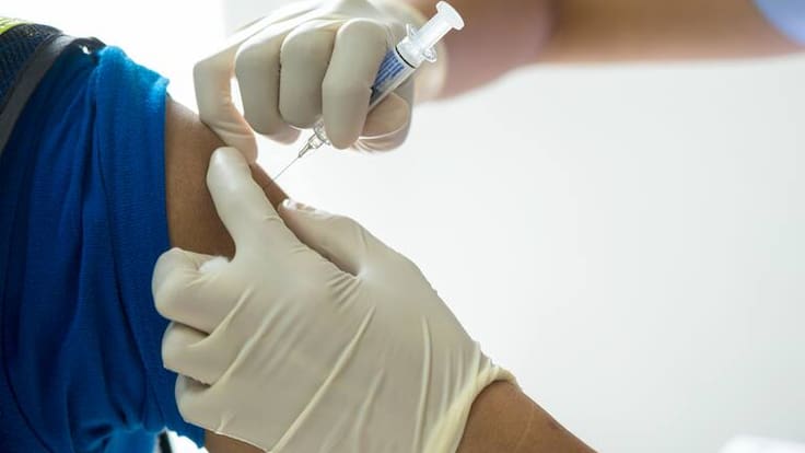 Rosa Sancho, responsable de la Comisión de Vacunación del Colegio Oficial de Enfermería de Gipuzkoa, en 'Hoy por Hoy Gipuzkoa'