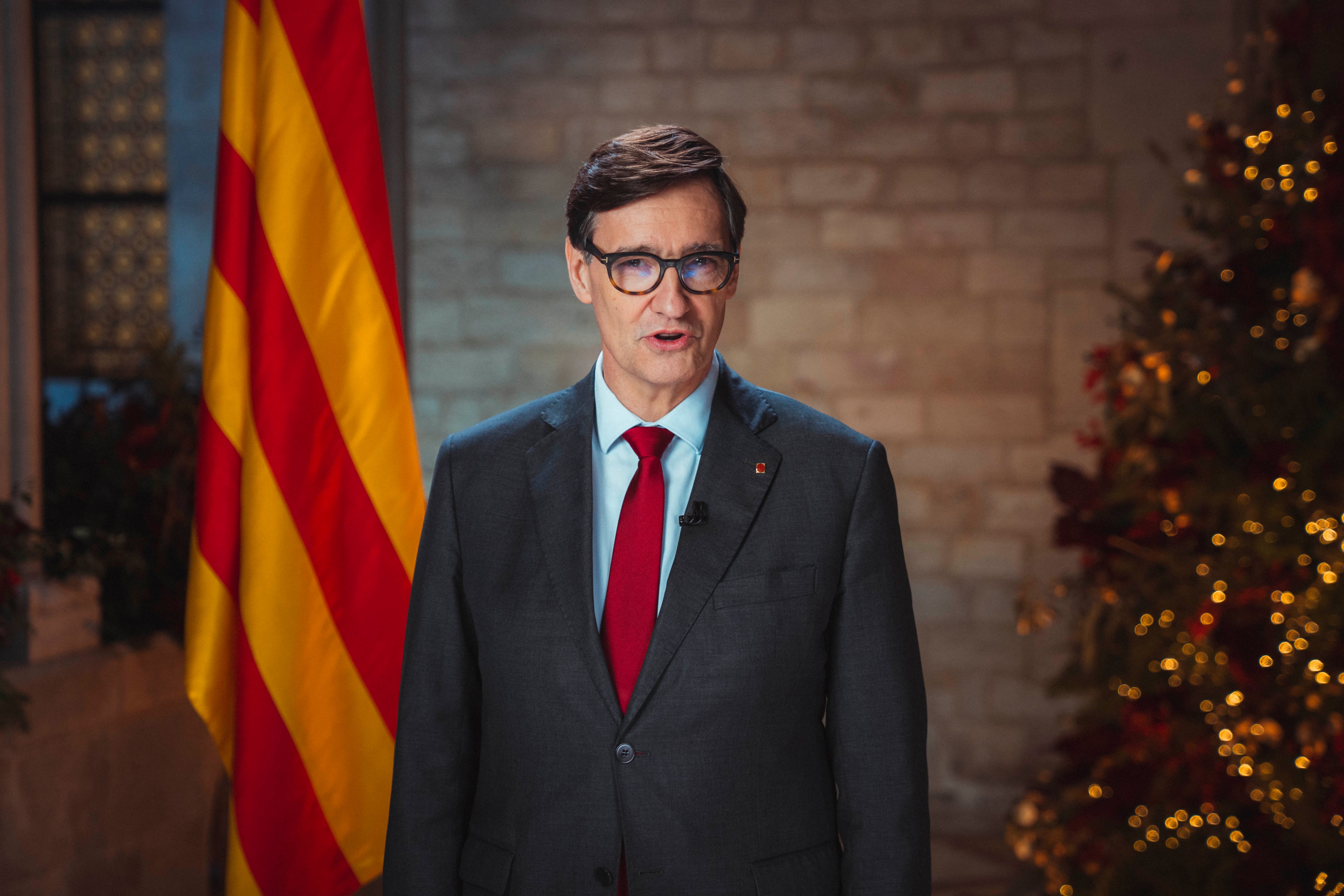 El presidente de la Generalitat de Cataluña, Salvador Illa, durante su tradicional mensaje con motivo de las fiestas de Navidad y San Esteban.