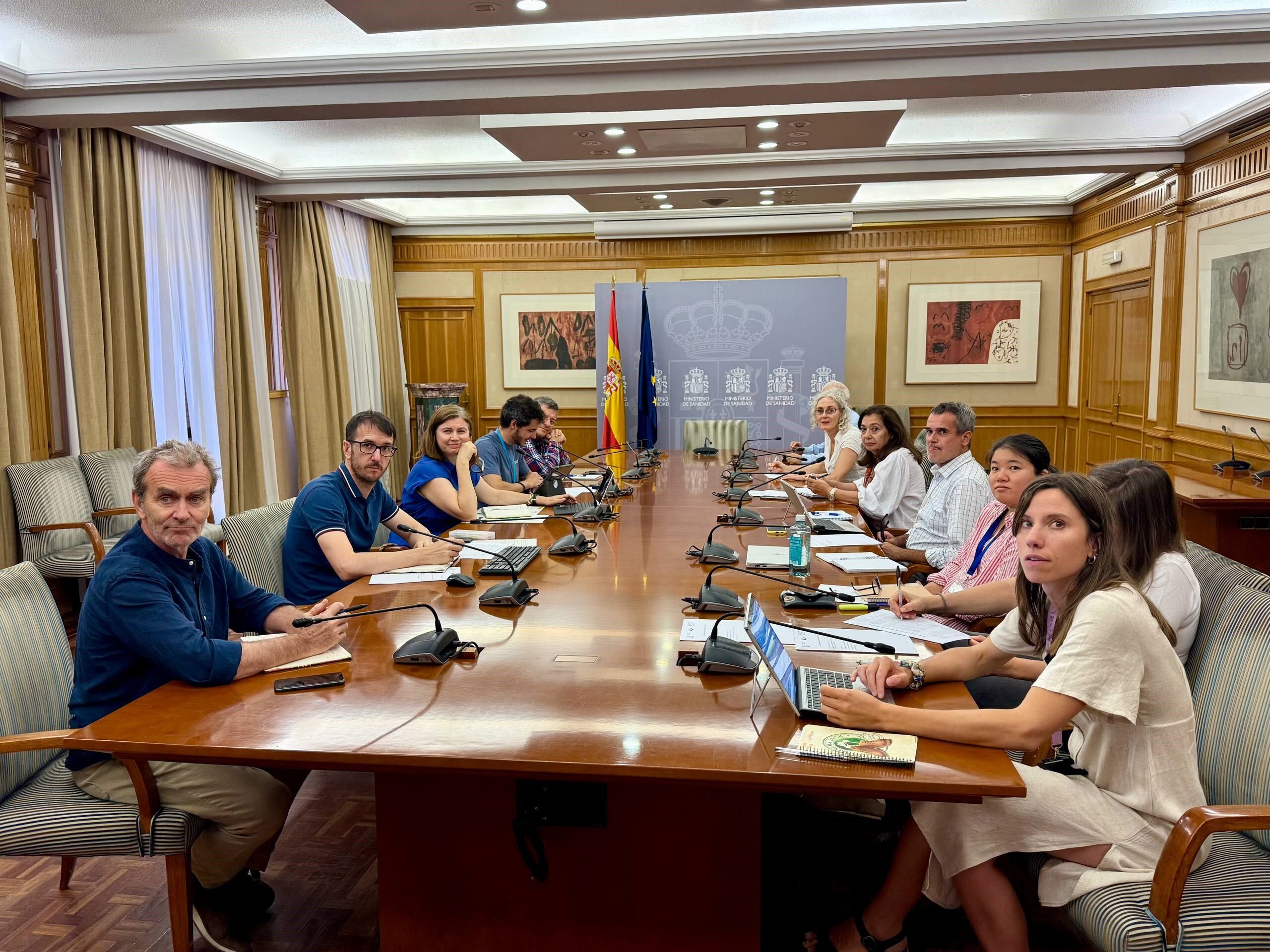 GRAF5110. MADRID (ESPAÑA), 14/07/2025.- El Observatorio de Salud y Cambio Climático (OSCC) ha celebrado una reunión este lunes, en Madrid de seguimiento para valorar la evolución de las temperaturas extremas y su impacto en la salud de la población durante las últimas semanas. 1.180 muertes atribuibles a altas temperaturas desde la activación del plan del calor. El sistema de Monitorización de la Mortalidad diaria (MoMo) del Instituto de Salud Carlos III ha atribuido a las olas de calor 1.180 fallecimientos en el periodo comprendido entre el 16 de mayo y el 13 de julio de 2025, frente a las 70 del mismo periodo del año anterior. EFE/ Ministerio De Sanidad SOLO USO EDITORIAL SOLO DISPONIBLE PARA ILUSTRAR LA NOTICIA QUE ACOMPAÑA (CRÉDITO OBLIGATORIO)
