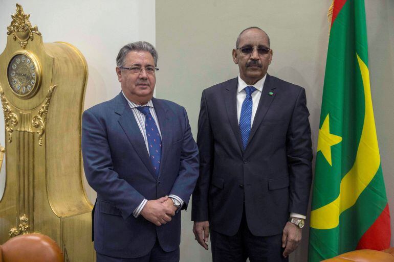 Fotografía facilitada por el Ministerio del Interior, del ministro del Interior español, Juan Ignacio Zoido (i), junto a su homólogo de Mauritania, Ahmedou Ould Abdalla (d), durante el encuentro que han mantenido en Nuakchot