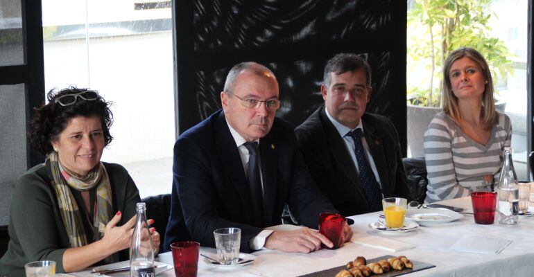 L&#039;alcalde, Carles Pellicer, acompanyat dels seus socis de govern. 