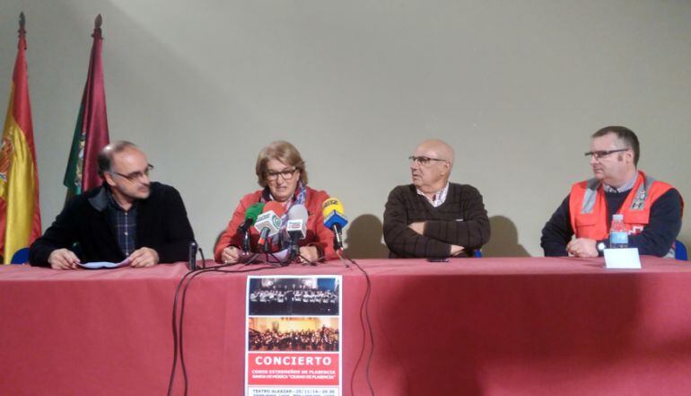 El director de la Banda Sinfónica (i) junto a la concejala de cultura, el presidente de los coros extremeños y voluntario de Cruz Roja presentan el concierto solidario