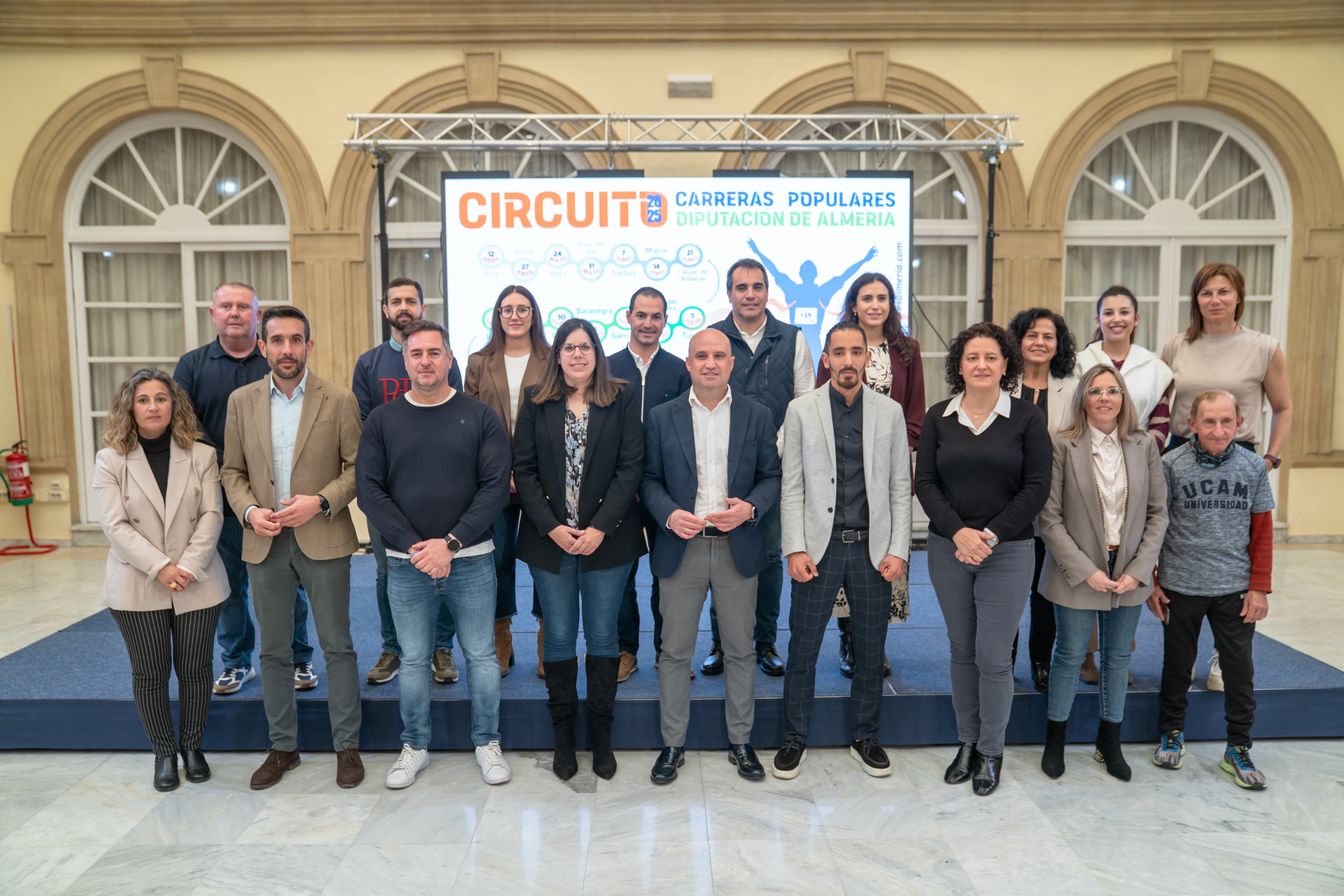 Foto de familia de la presentación del Circuito Provincial de Carreras Populares de Diputación 2025.