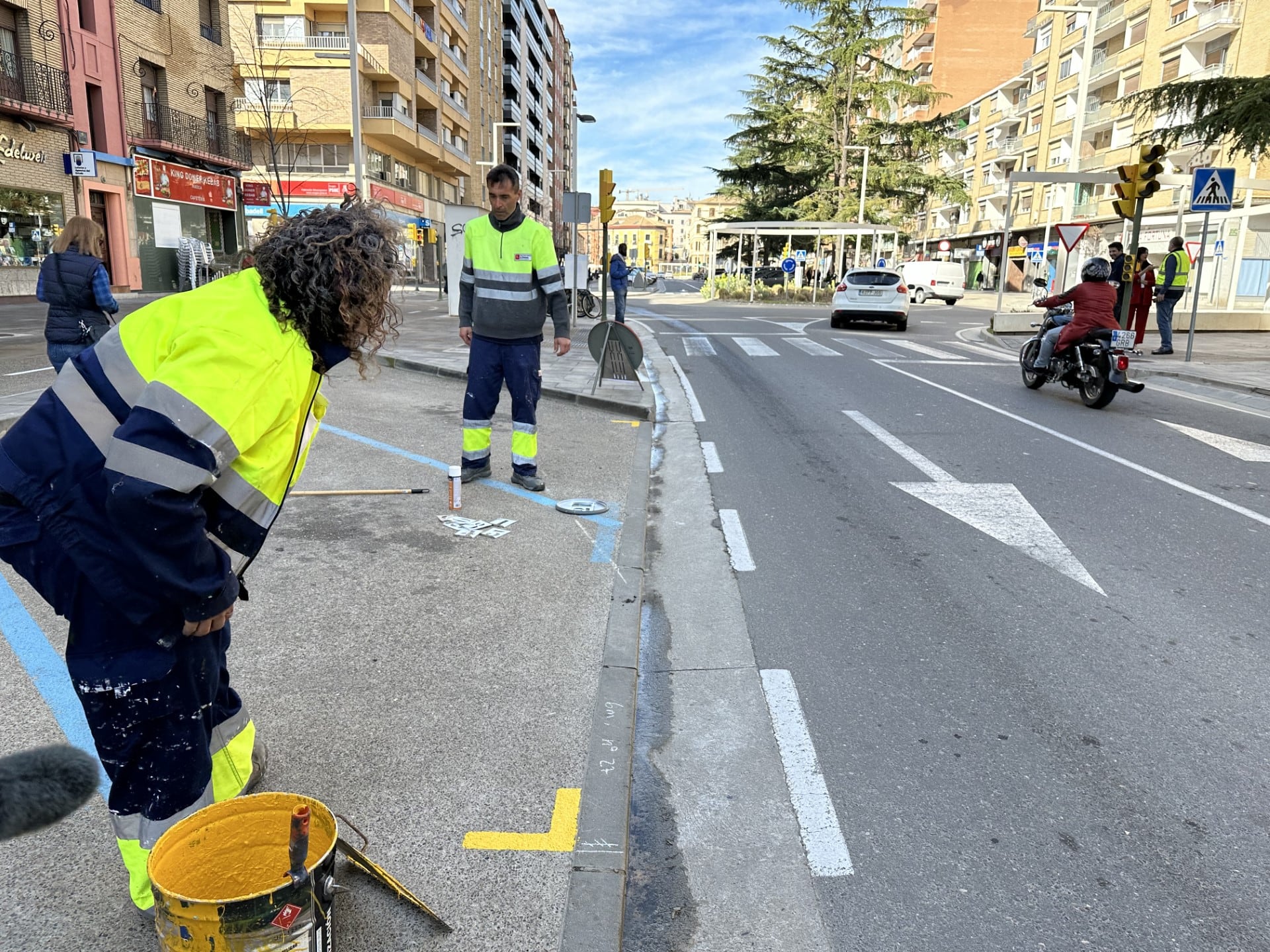 Preparación del paseo de Ramón y Cajal para el mercado de venta ambulante en Huesca