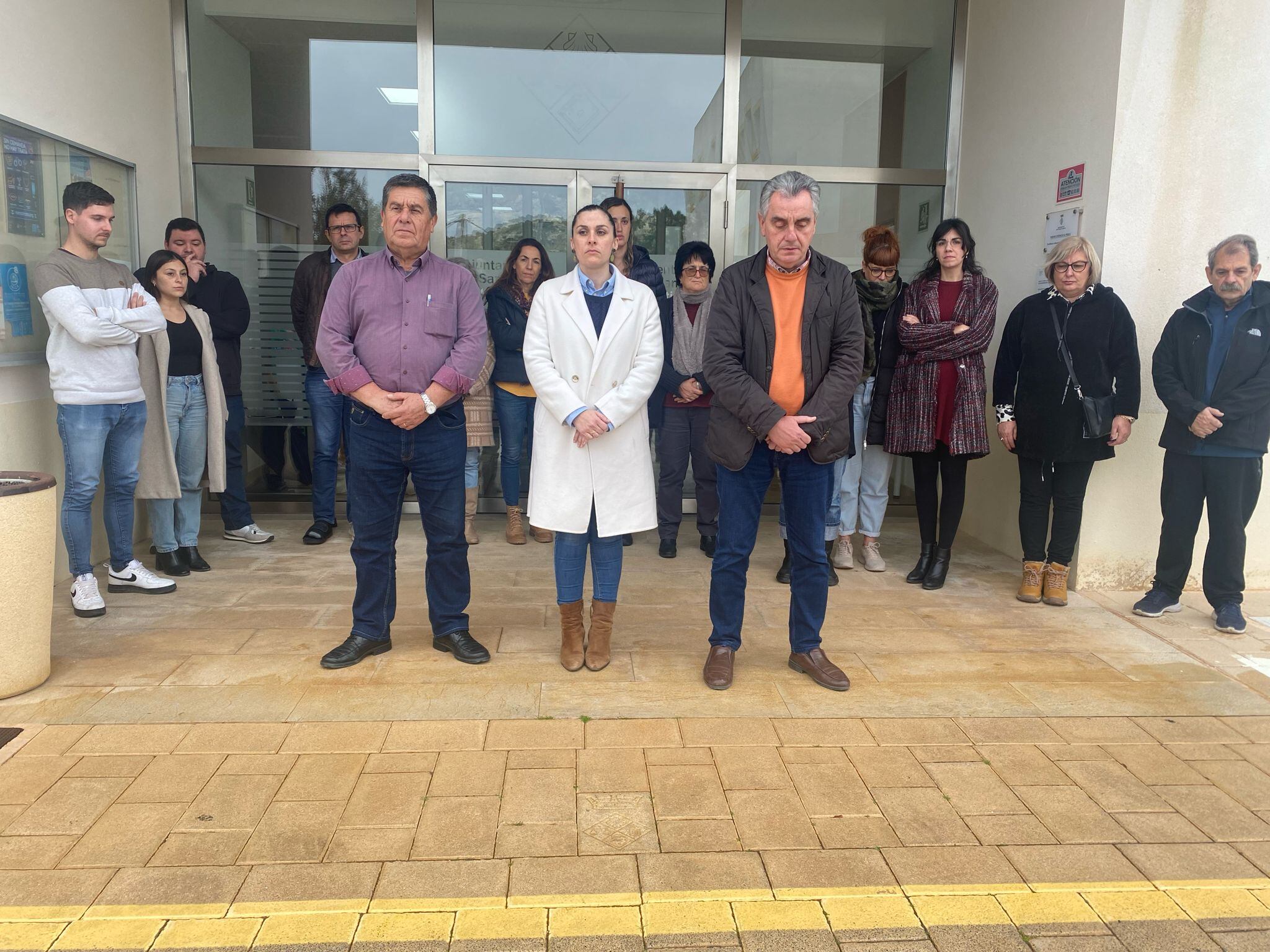 Minuto de silencio en Sant Joan