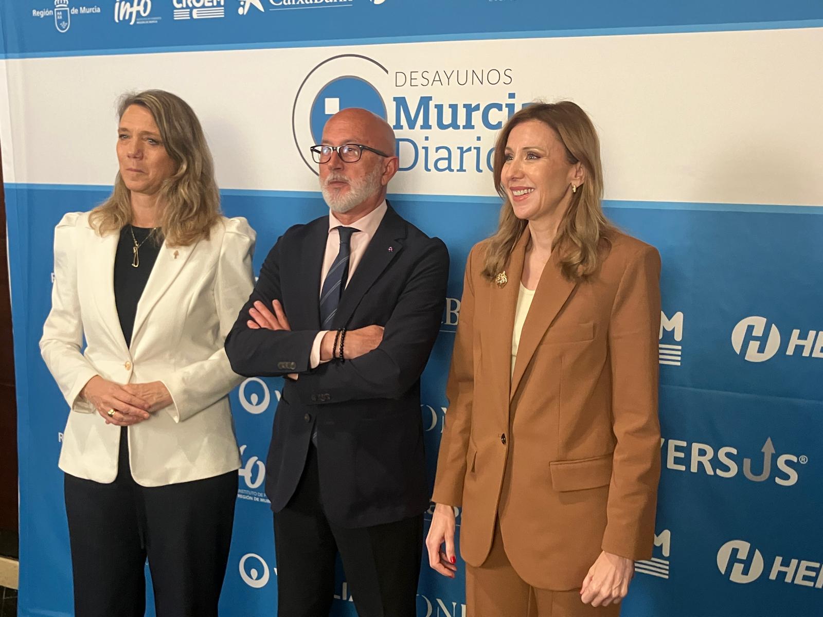 De izquierda a derecha, Ángela de Miguel, presidenta de CEPYME; el director de Murcia Diario, Manuel Ponce; y la consejera de Empresa, Marisa López Aragón