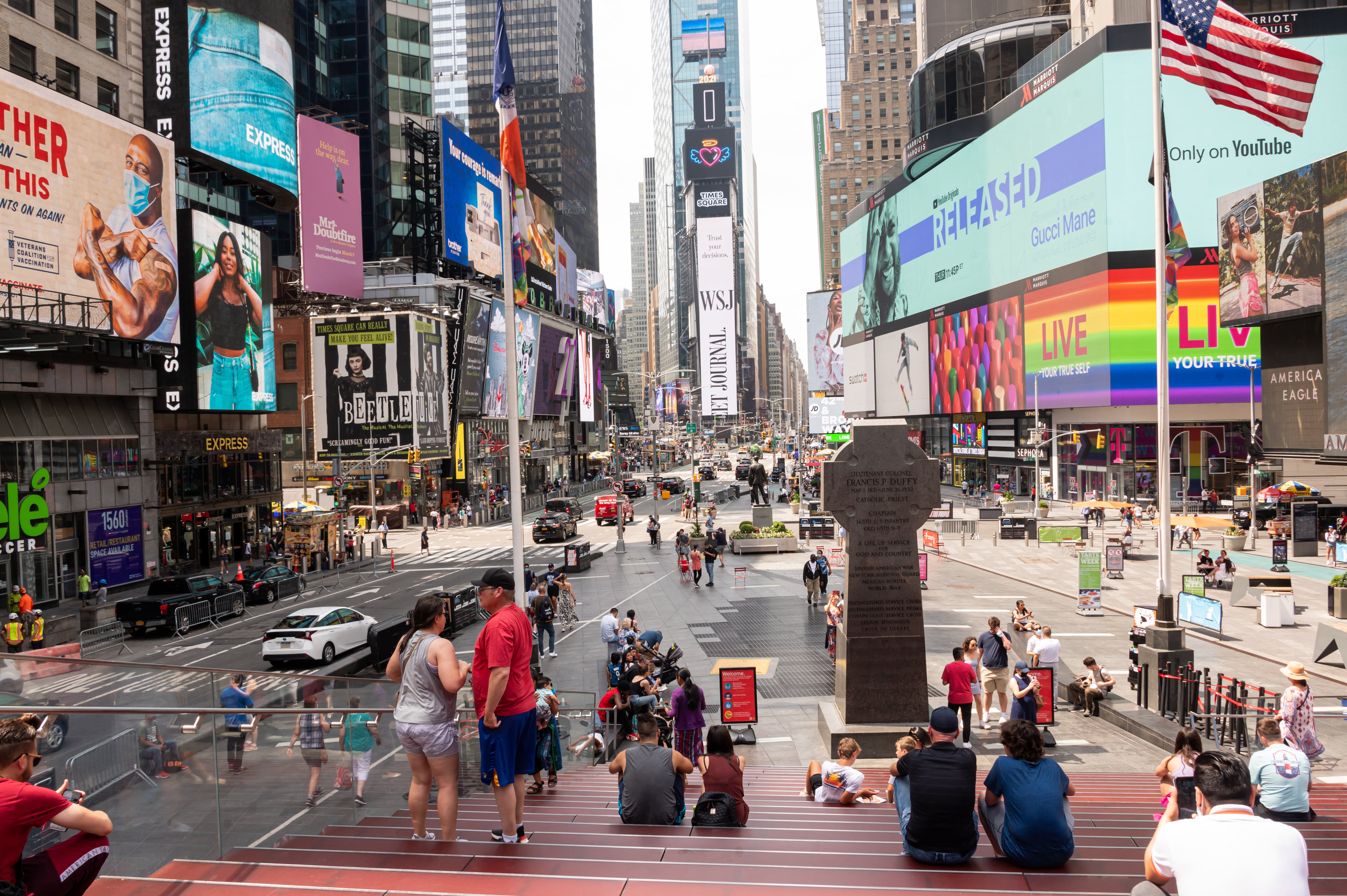 Gente visitando Times Square en Nueva York (EEUU)