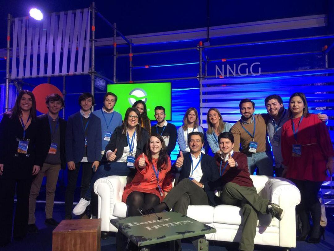 El presidente del PP balear, este sábado, con militantes de NNGG de su partido