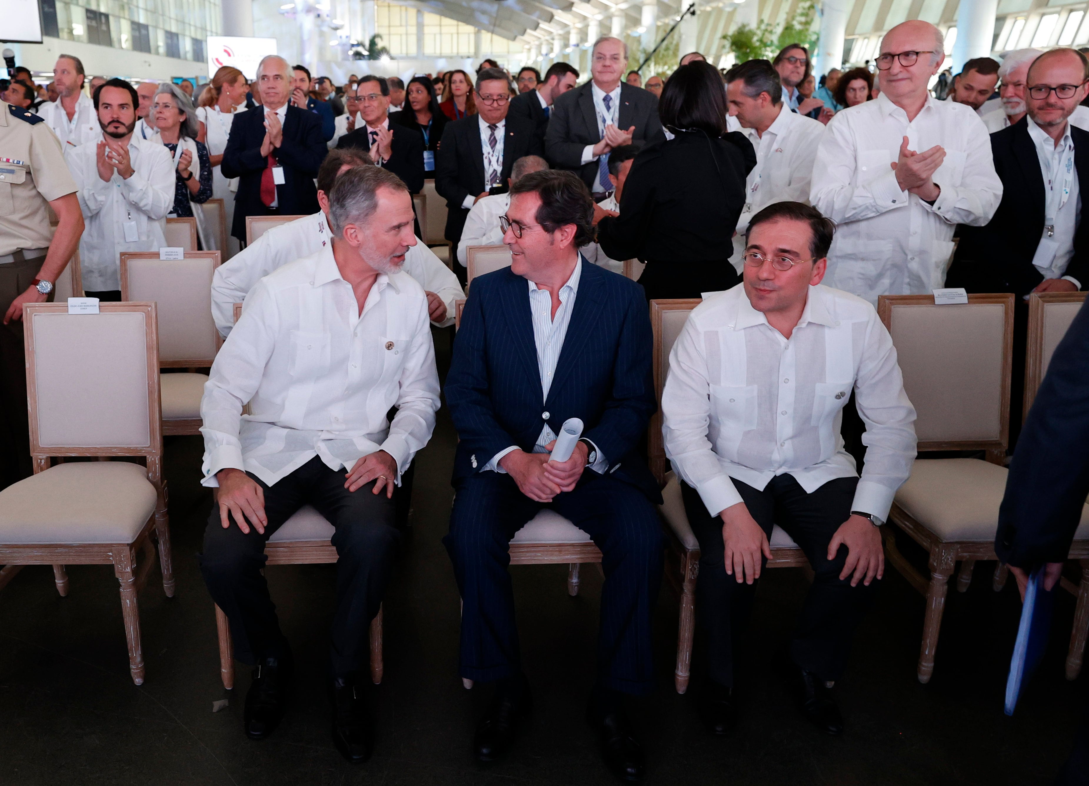 El ministro de Exteriores del Gobierno de España, José Manuel Albares (d), el rey de España, Felipe VI (i), y el presidente de Confederación Española de Organizaciones Empresariales, Antonio Garamendi, asisten a un foro empresarial en el marco de la XXVIII Cumbre Iberoamericana, en Santo Domingo (República Dominicana) || EFE/ Mauricio Dueñas Castañeda