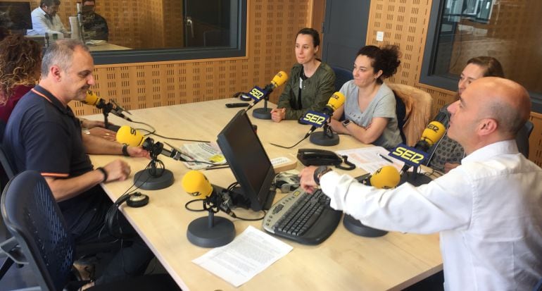 Los representantes de enfermería del sindicato SATSE, durante la entrevista en los estudios de Radio Valladolid